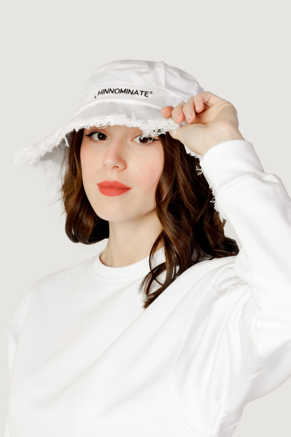 Cappello con visiera Hinnominate pescatora con ricamo Bianco - Foto 1