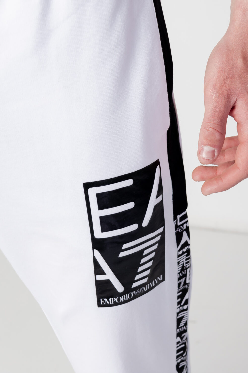 Pantaloni sportivi EA7 bicolor logo Bianco - Foto 3