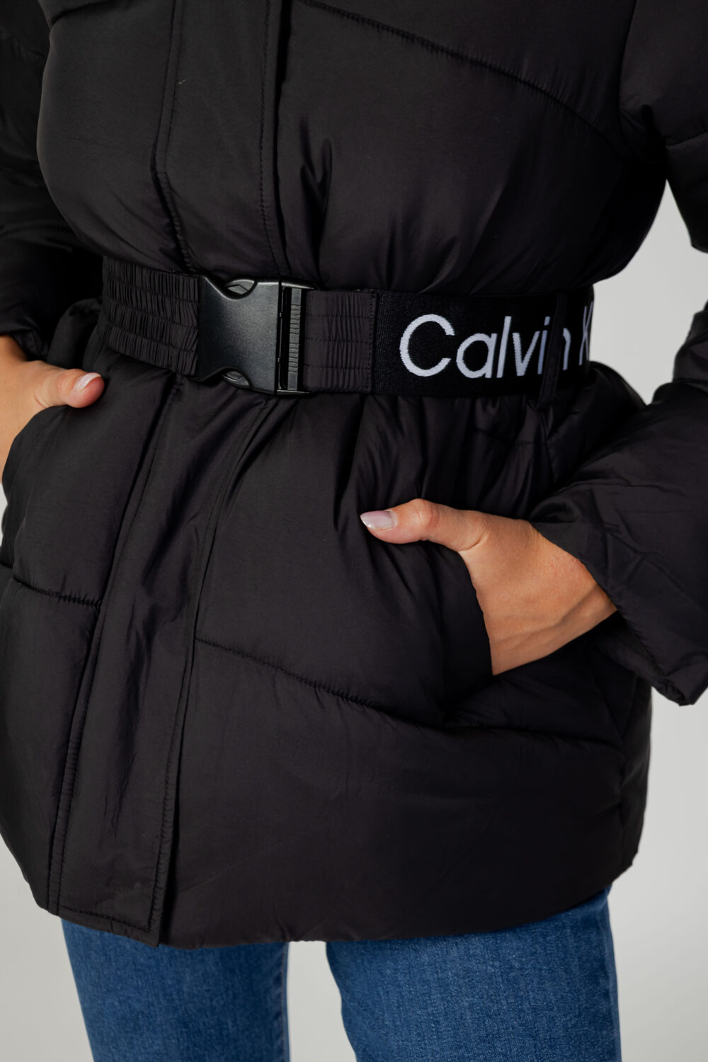 Piumino Calvin Klein Jeans logo belt short puff Nero - Foto 9