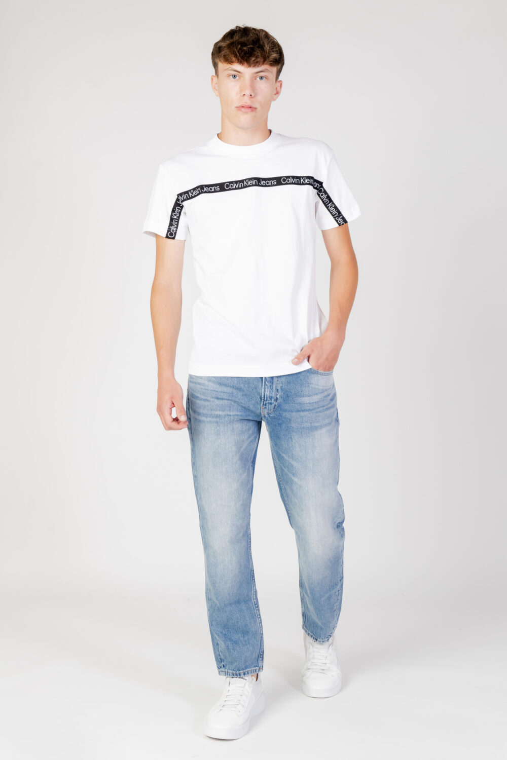 T-shirt Calvin Klein Jeans logo tape tee Bianco - Foto 3