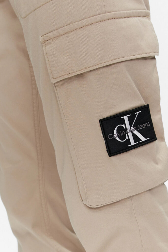 Pantaloni con cavallo basso Calvin Klein Jeans washed cargo Beige