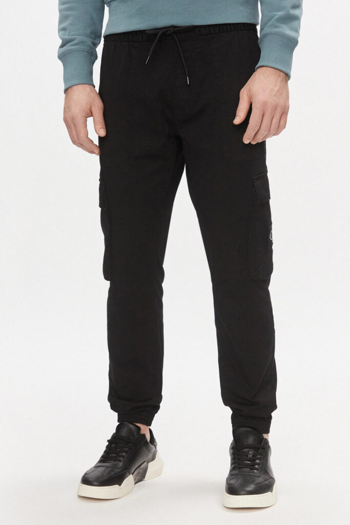 Pantaloni con cavallo basso Calvin Klein Jeans washed cargo Nero