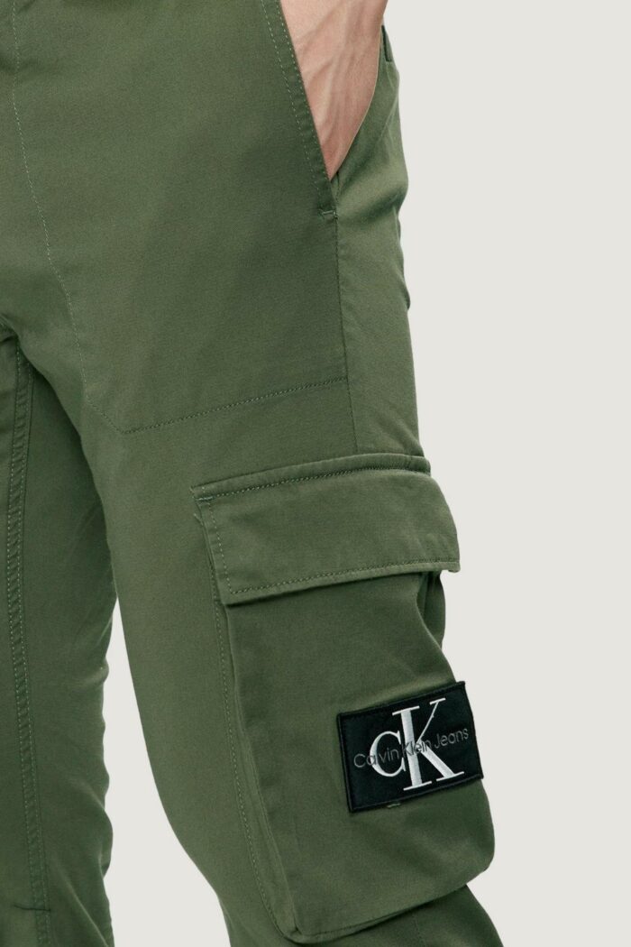 Pantaloni con cavallo basso Calvin Klein Jeans washed cargo Verde Oliva