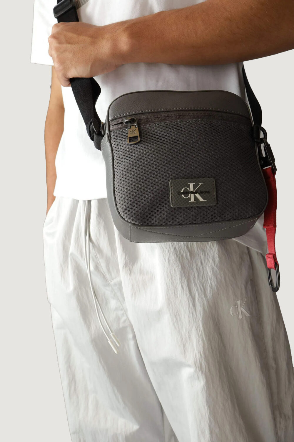 Tracolle Calvin Klein tagged square camera 18 Grigio - Foto 1