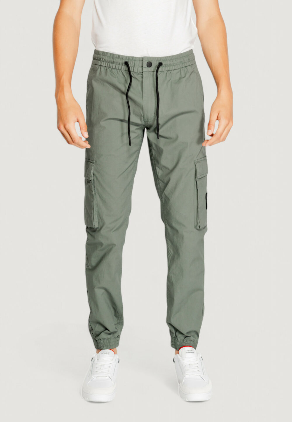 Pantaloni Calvin Klein Jeans washed cargo Grigio - Foto 6