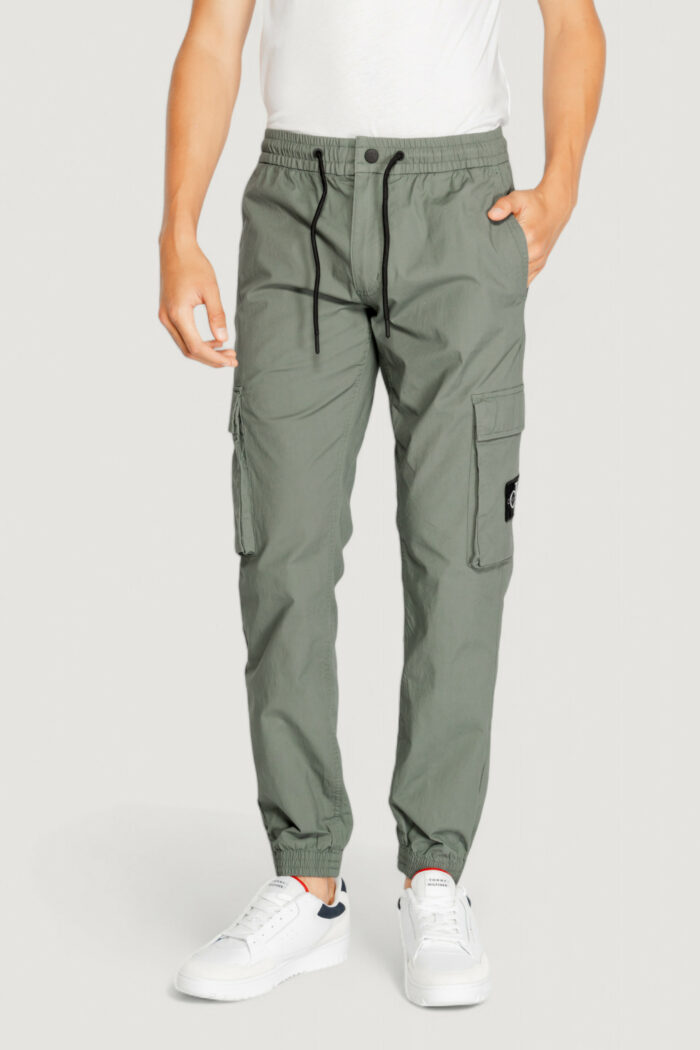 Pantaloni Calvin Klein Jeans washed cargo Grigio