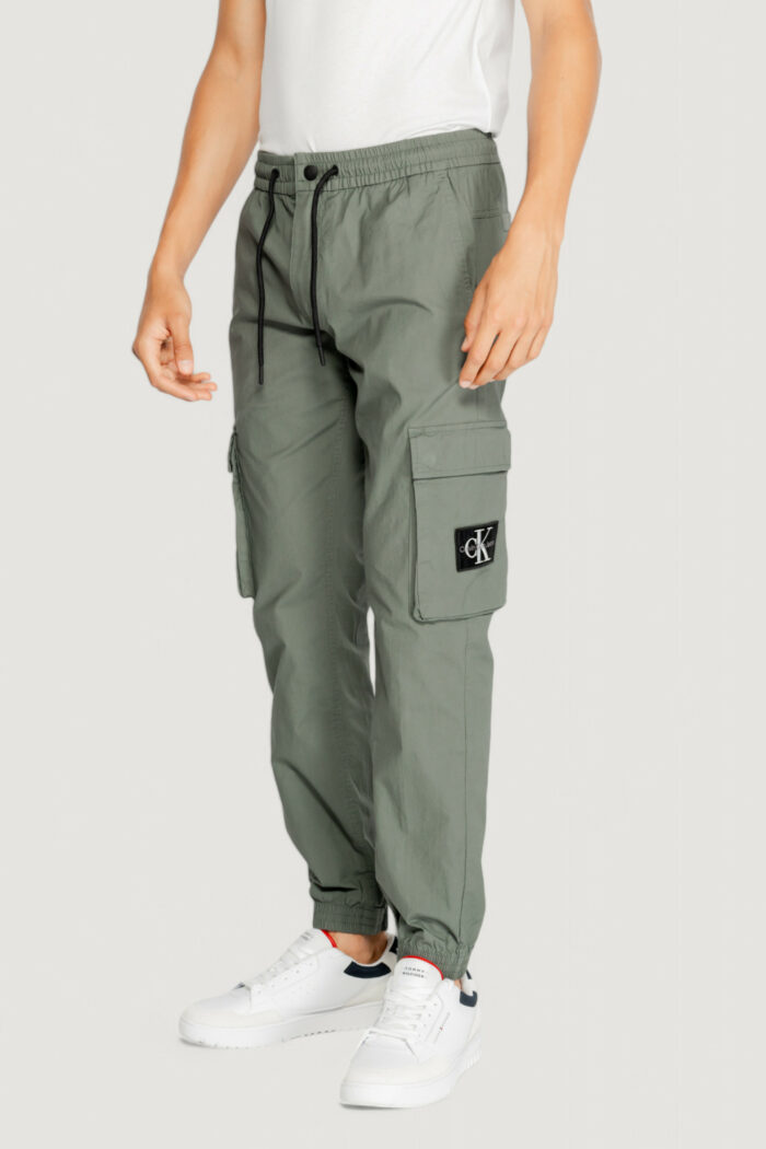 Pantaloni Calvin Klein Jeans washed cargo Grigio