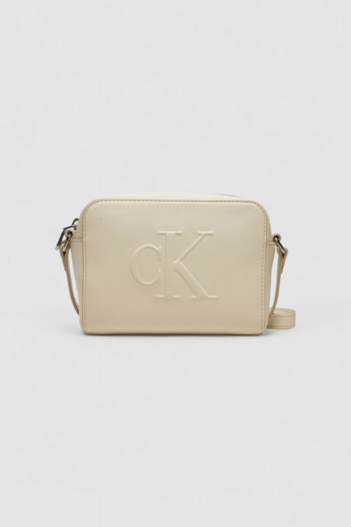 Borsa Calvin Klein Jeans sculpted camera bag deboss Panna