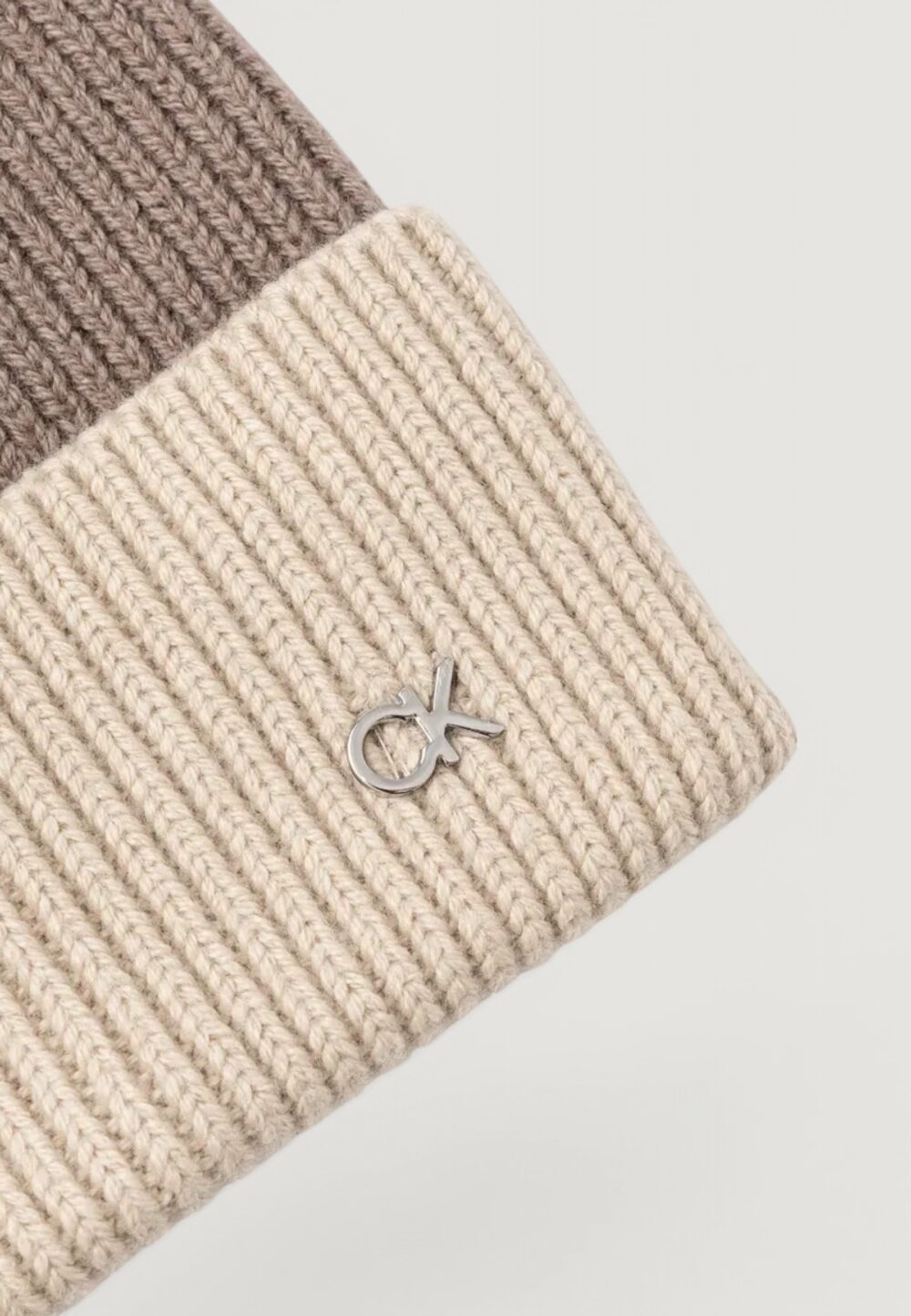 Berretto Calvin Klein ck metal two-tone chunky beanie Beige - Foto 3