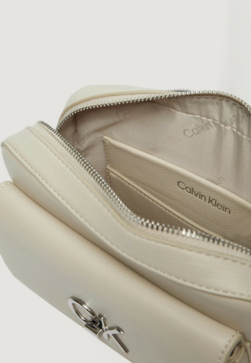 Borsa Calvin Klein re-lock camera w/flap_pbl Grigio Chiaro - Foto 4