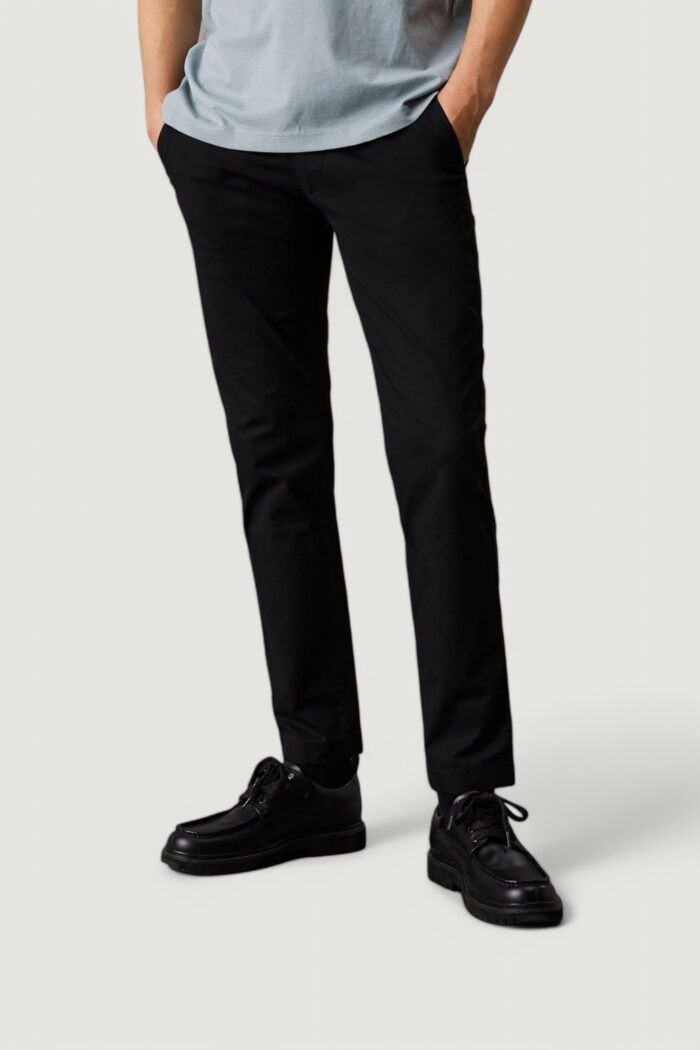 Pantaloni Calvin Klein Jeans tapered chino Nero