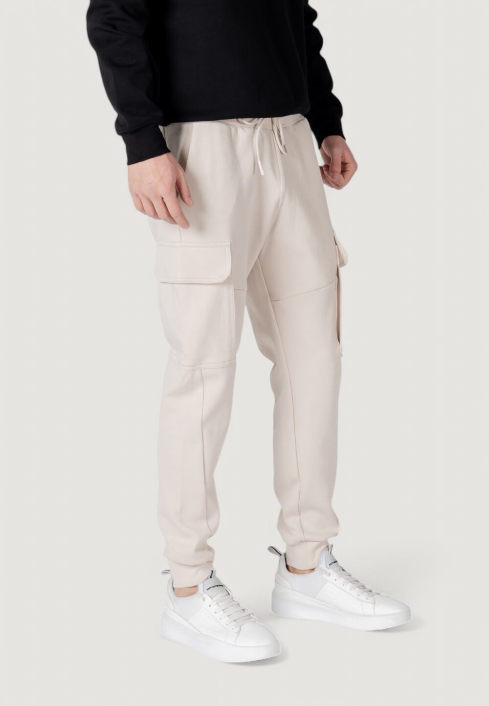 Pantaloni sportivi Antony Morato regular fit with logoed rubber flag Panna - Foto 3