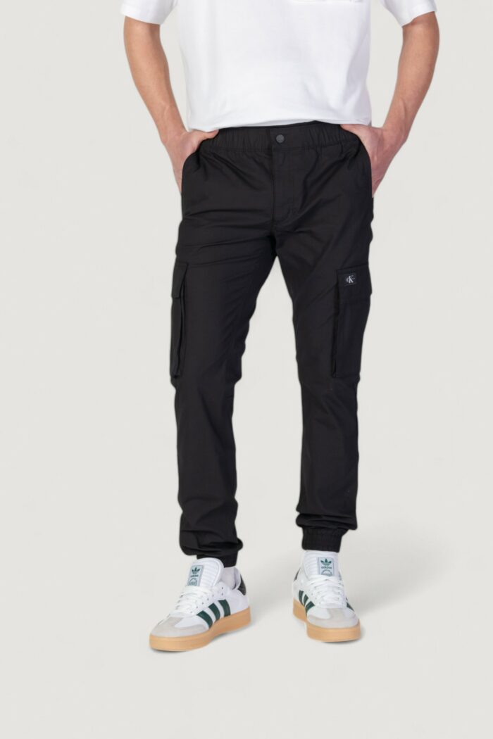 Pantaloni tapered Calvin Klein Jeans cargo Nero