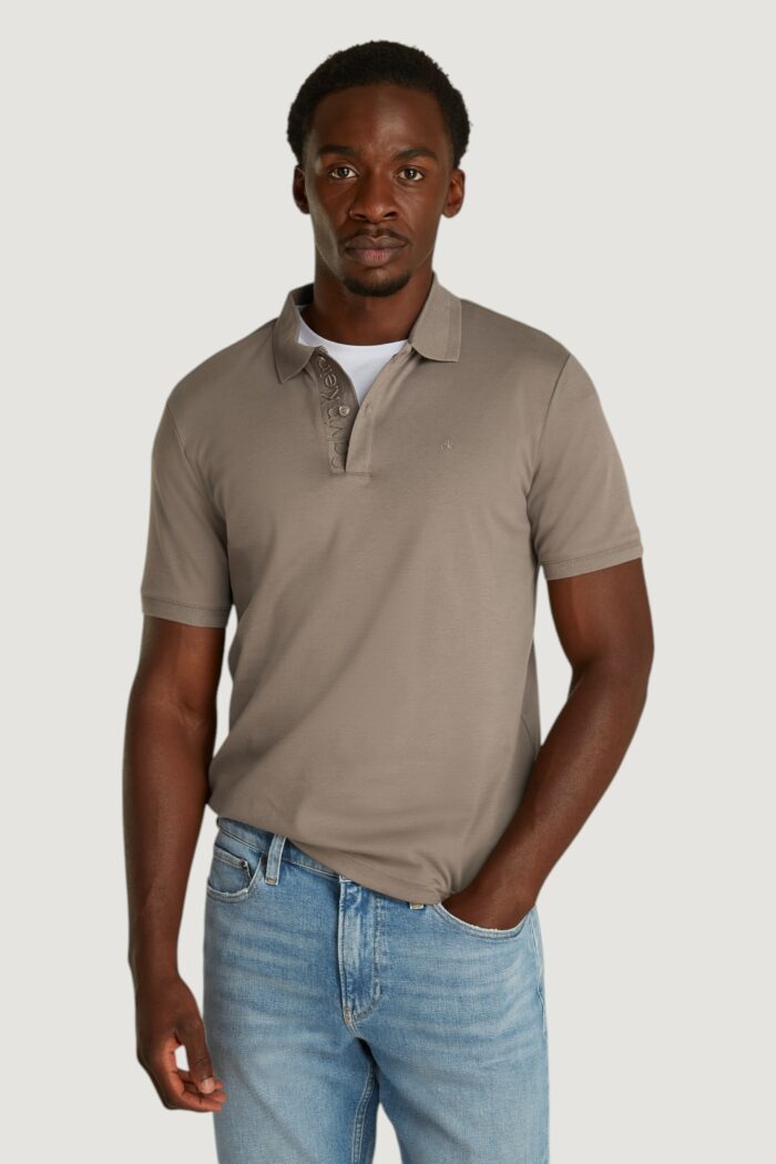 Polo manica corta Calvin Klein liquid touch texture Marrone