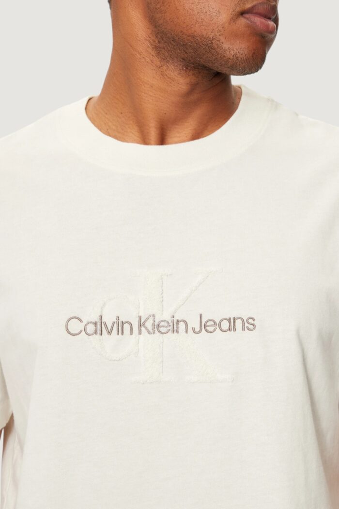 T-shirt Calvin Klein Jeans chenille monologo te Beige chiaro