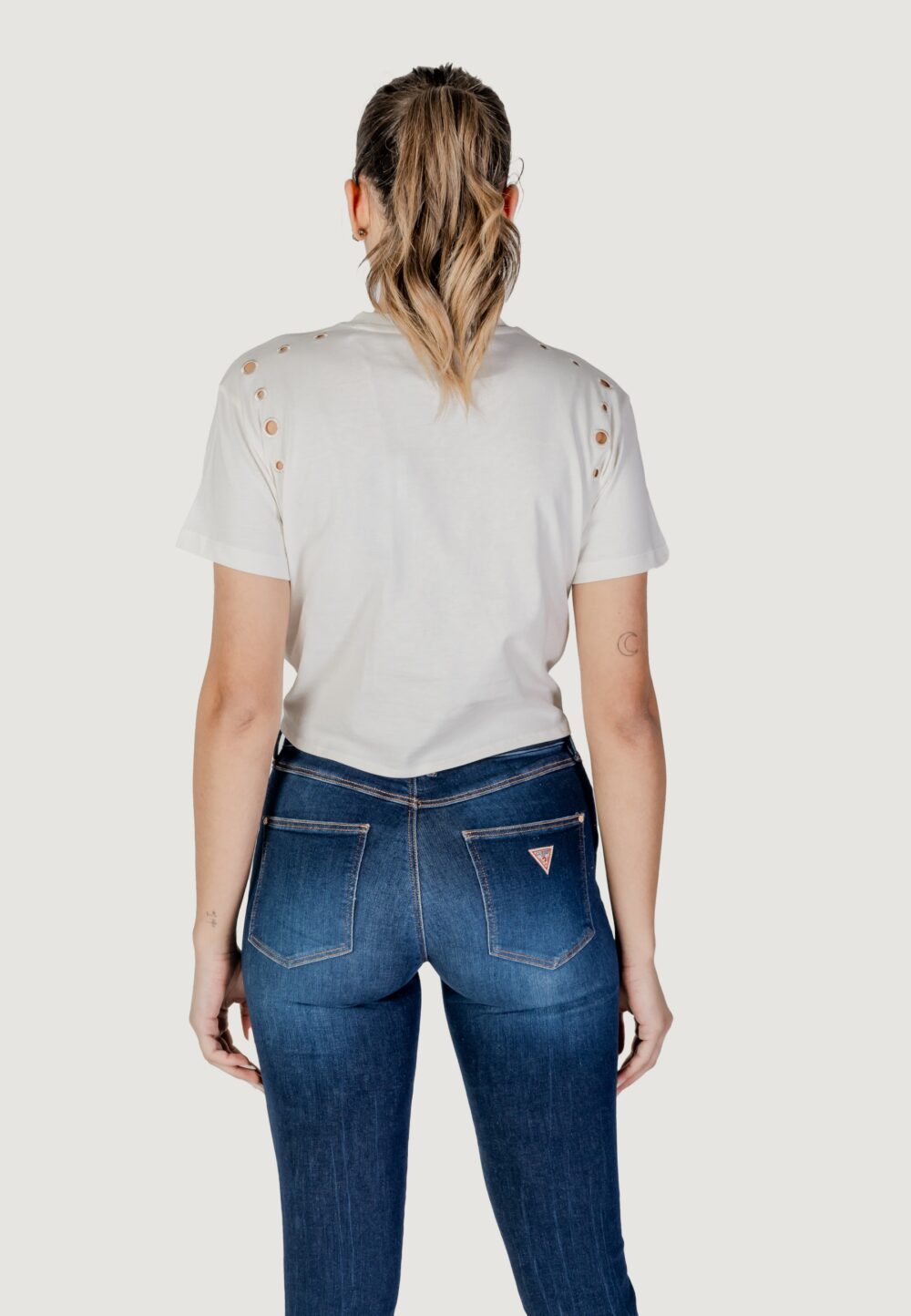 T-shirt Guess cn ss eyelet tone on Crema - Foto 3