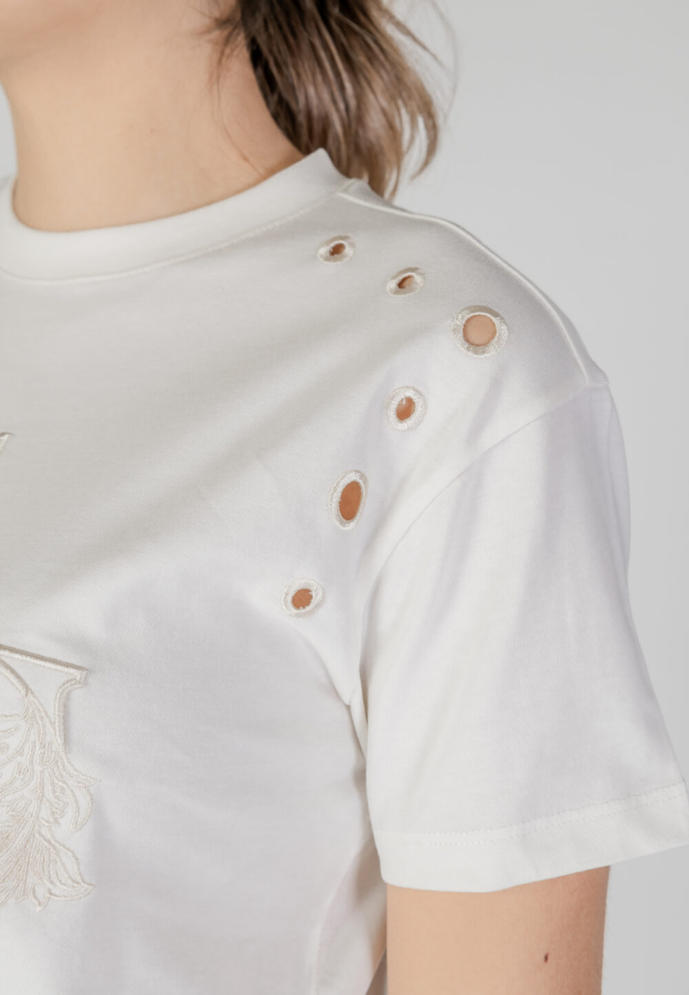 T-shirt Guess cn ss eyelet tone on Crema - Foto 5