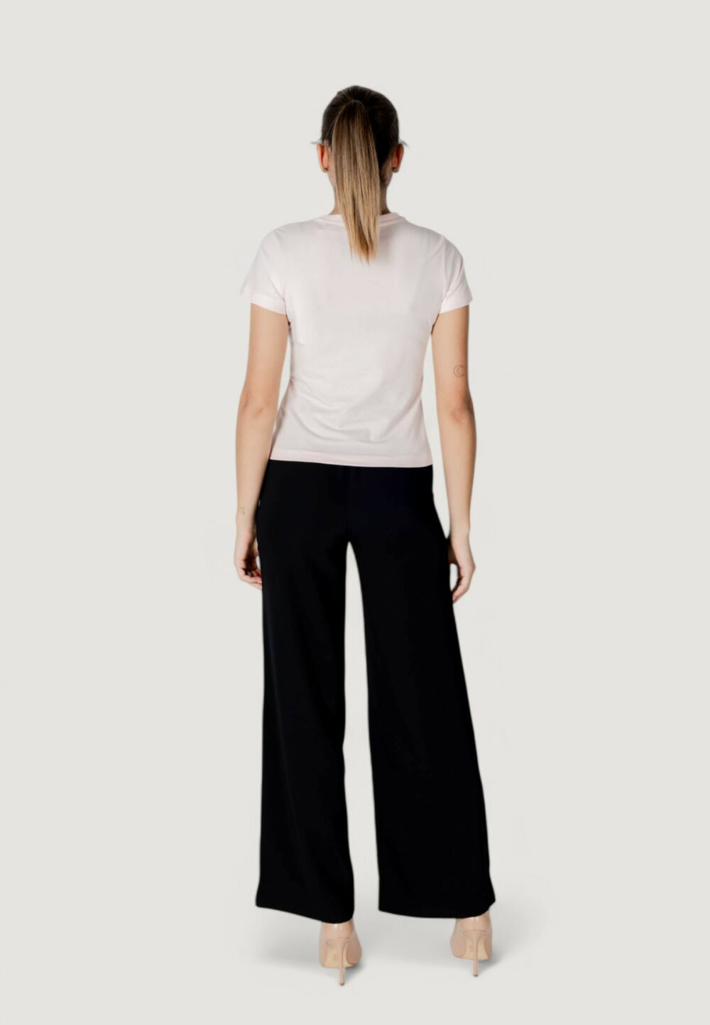 T-shirt Guess Active kamelie cn Rosa - Foto 7