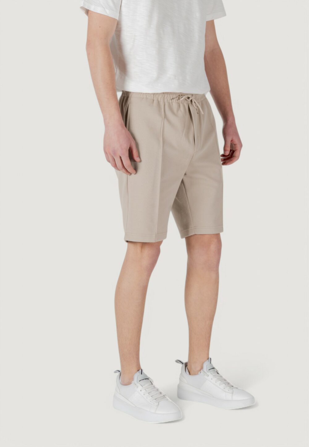 Bermuda sportivi Antony Morato carrot fit with logoed metal badge Beige - Foto 1