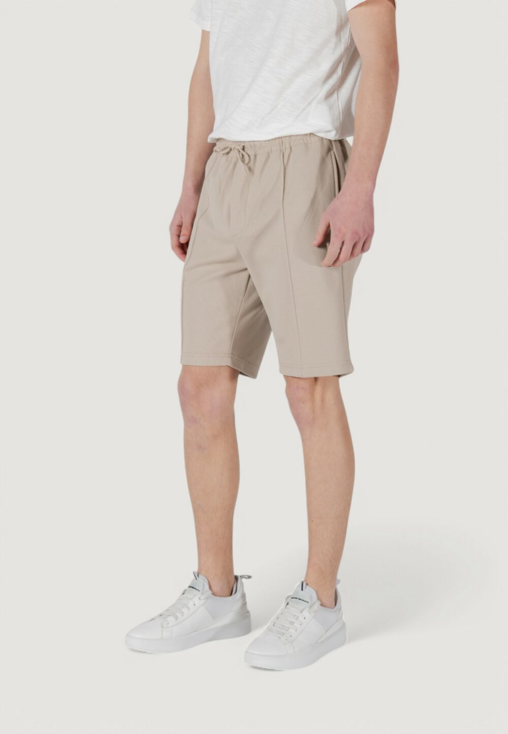 Bermuda sportivi Antony Morato carrot fit with logoed metal badge Beige - Foto 3