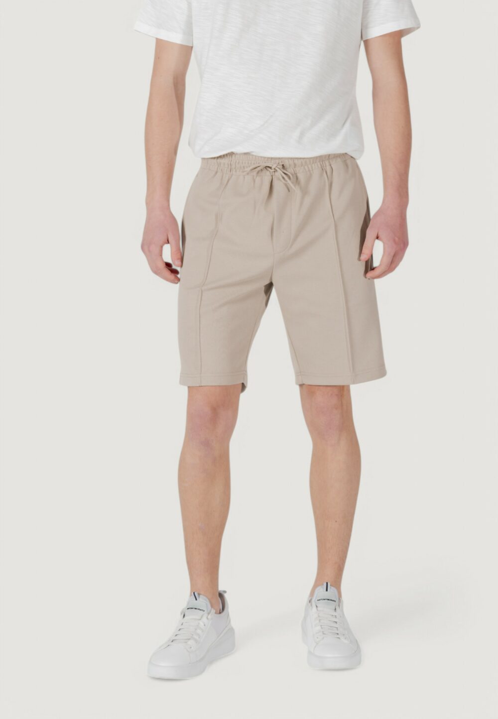 Bermuda sportivi Antony Morato carrot fit with logoed metal badge Beige - Foto 4