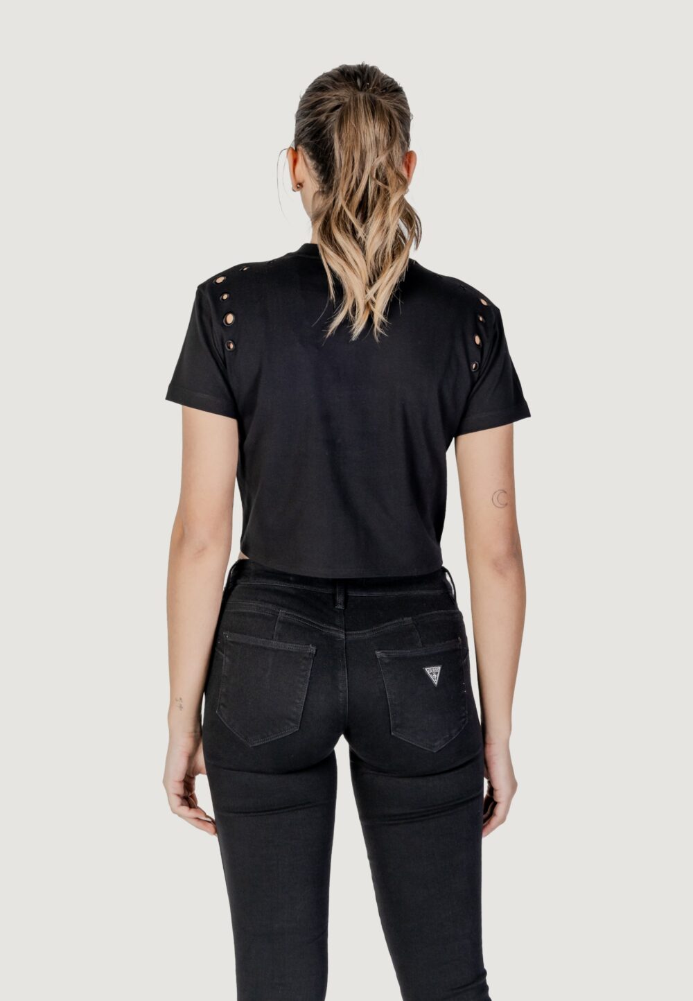 T-shirt Guess cn ss eyelet tone on Nero - Foto 4