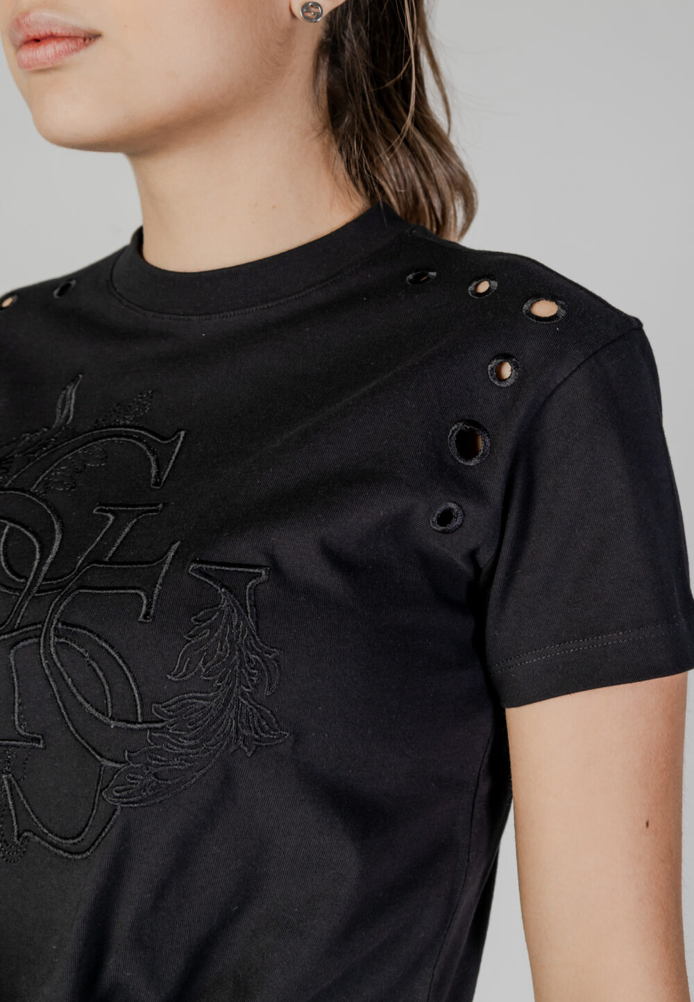 T-shirt Guess cn ss eyelet tone on Nero - Foto 5