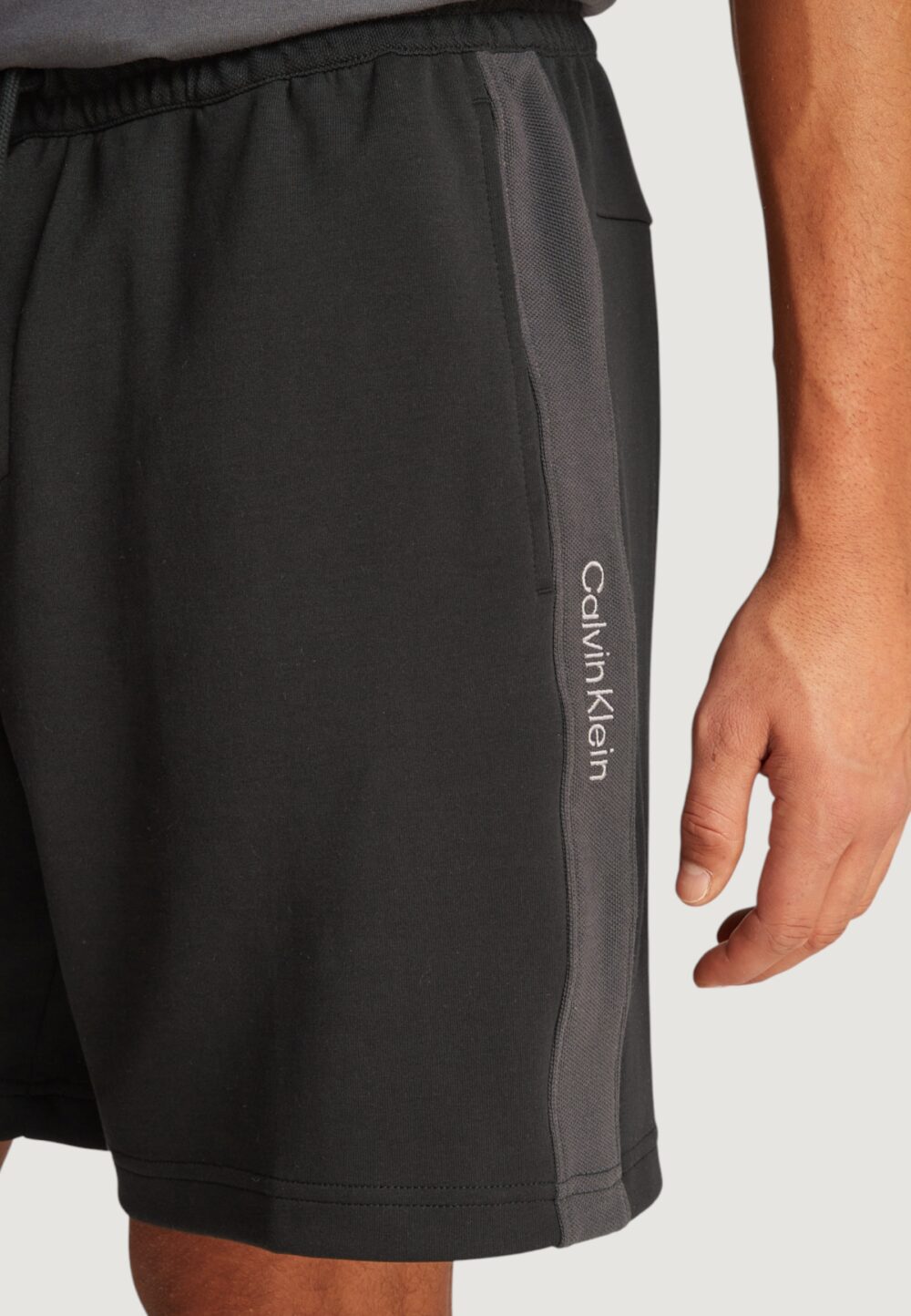 Bermuda sportivi Calvin Klein Jeans logo tape Nero - Foto 3