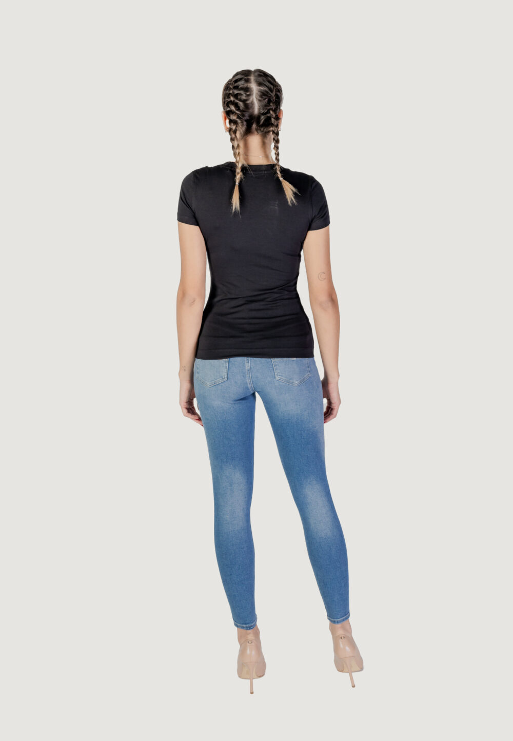 T-shirt Guess ss cn shiny triangle Nero - Foto 5