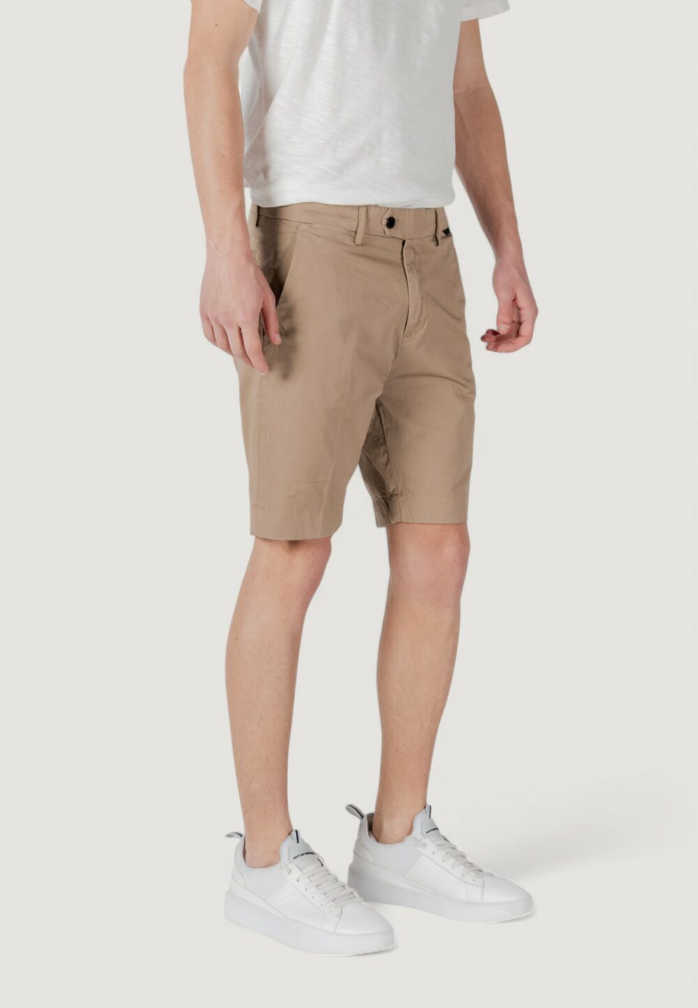 Bermuda Antony Morato mark slim fit with logoed rubber flag Beige - Foto 2