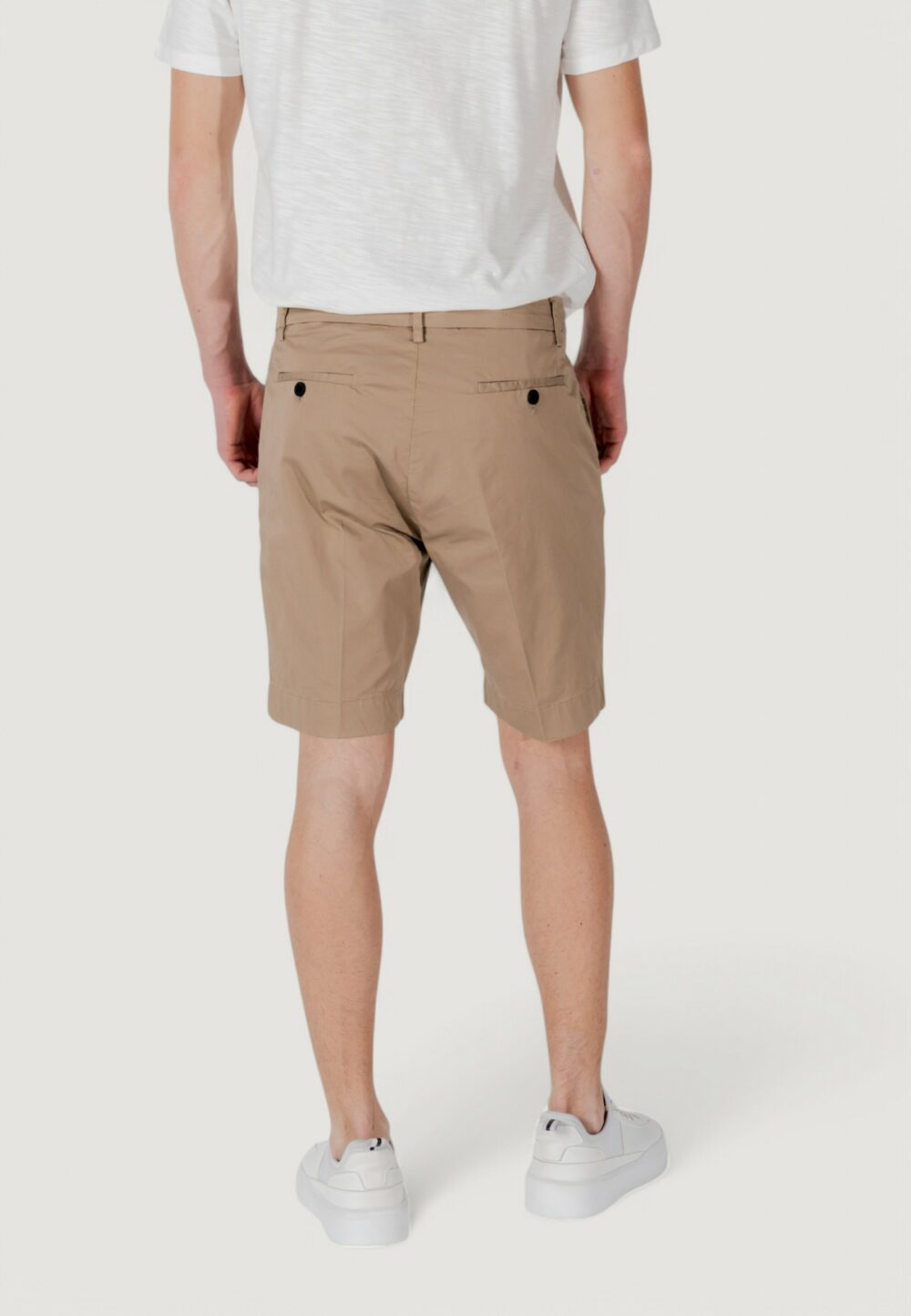 Bermuda Antony Morato mark slim fit with logoed rubber flag Beige - Foto 3