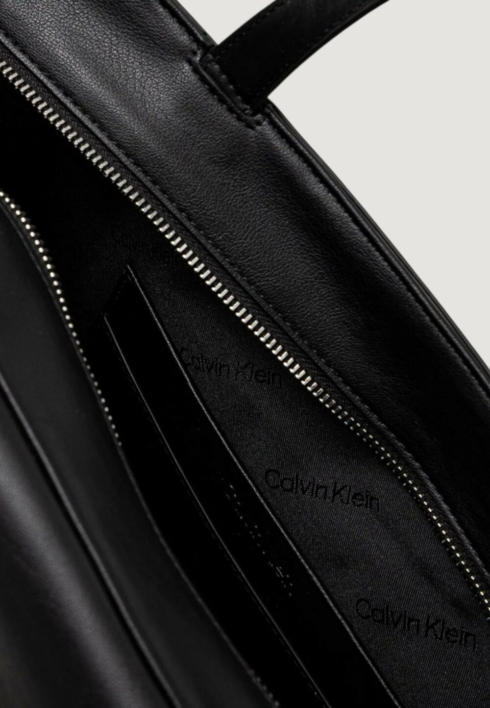 Borsa Calvin Klein ck medium shopper w/pocket Nero - Foto 4