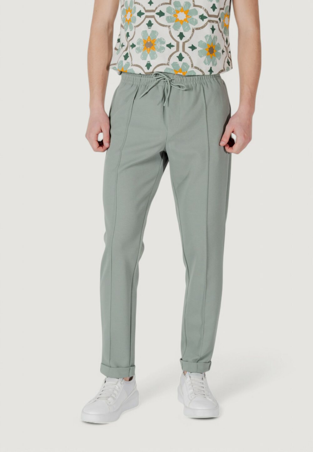 Pantaloni sportivi Antony Morato carrot fit with logoed metal badge Verde - Foto 3