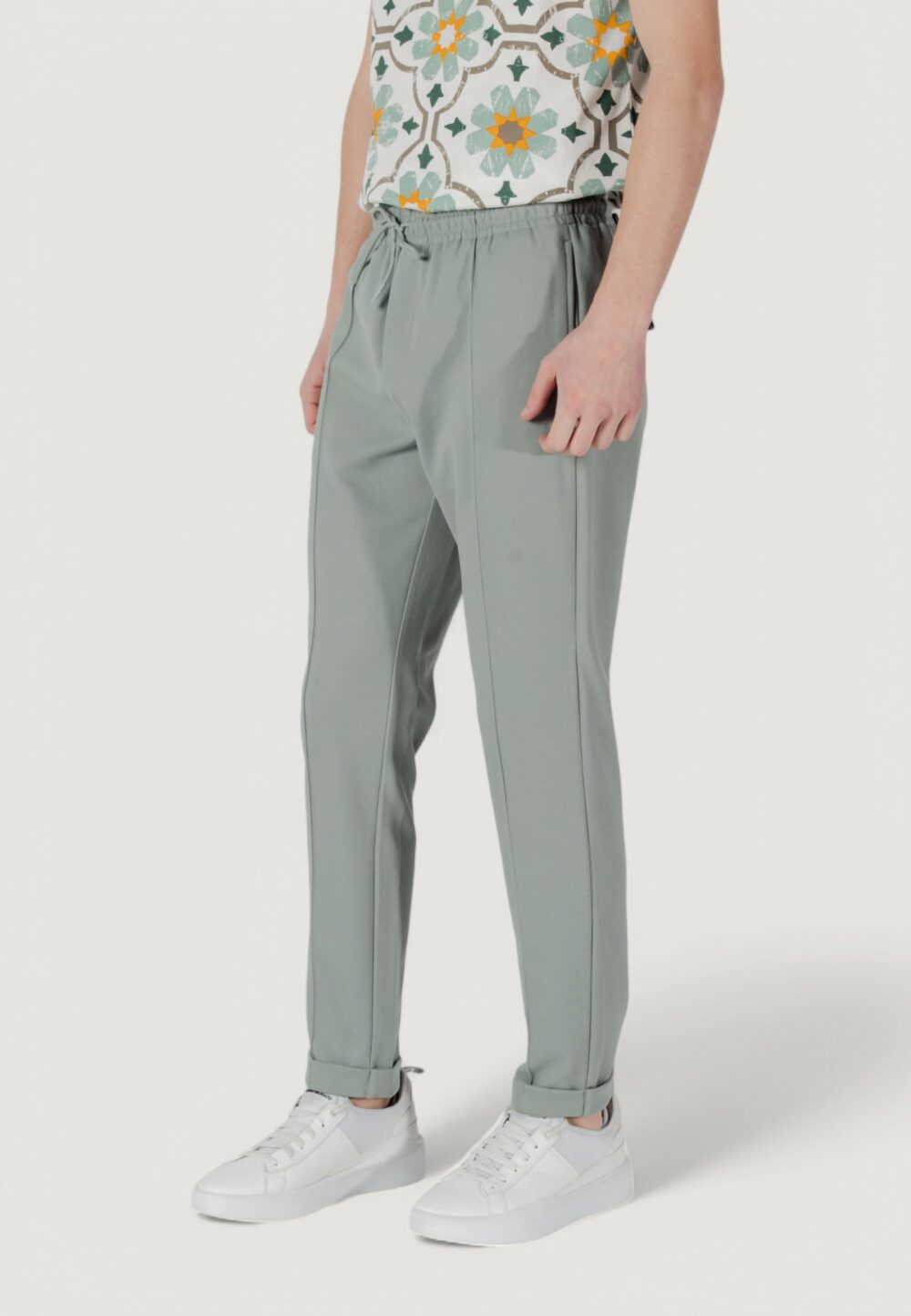 Pantaloni sportivi Antony Morato carrot fit with logoed metal badge Verde - Foto 4