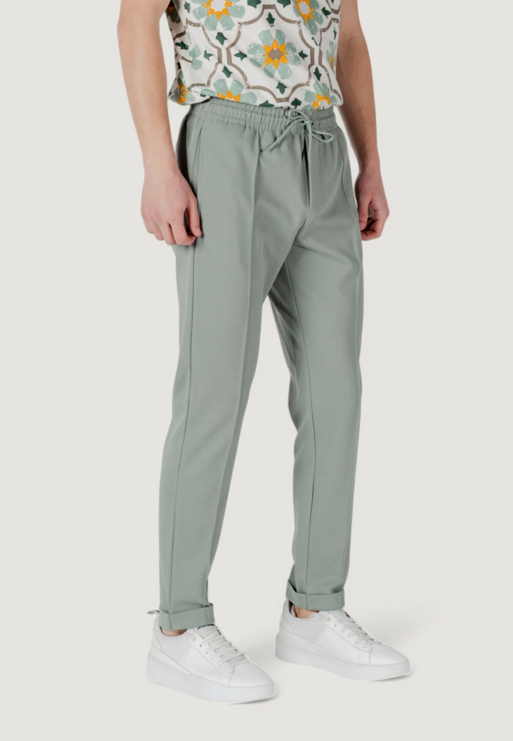Pantaloni sportivi Antony Morato carrot fit with logoed metal badge Verde - Foto 5