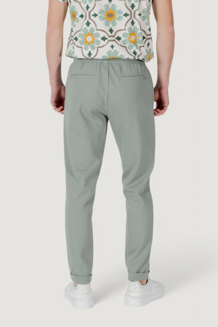 Pantaloni sportivi Antony Morato carrot fit with logoed metal badge Verde