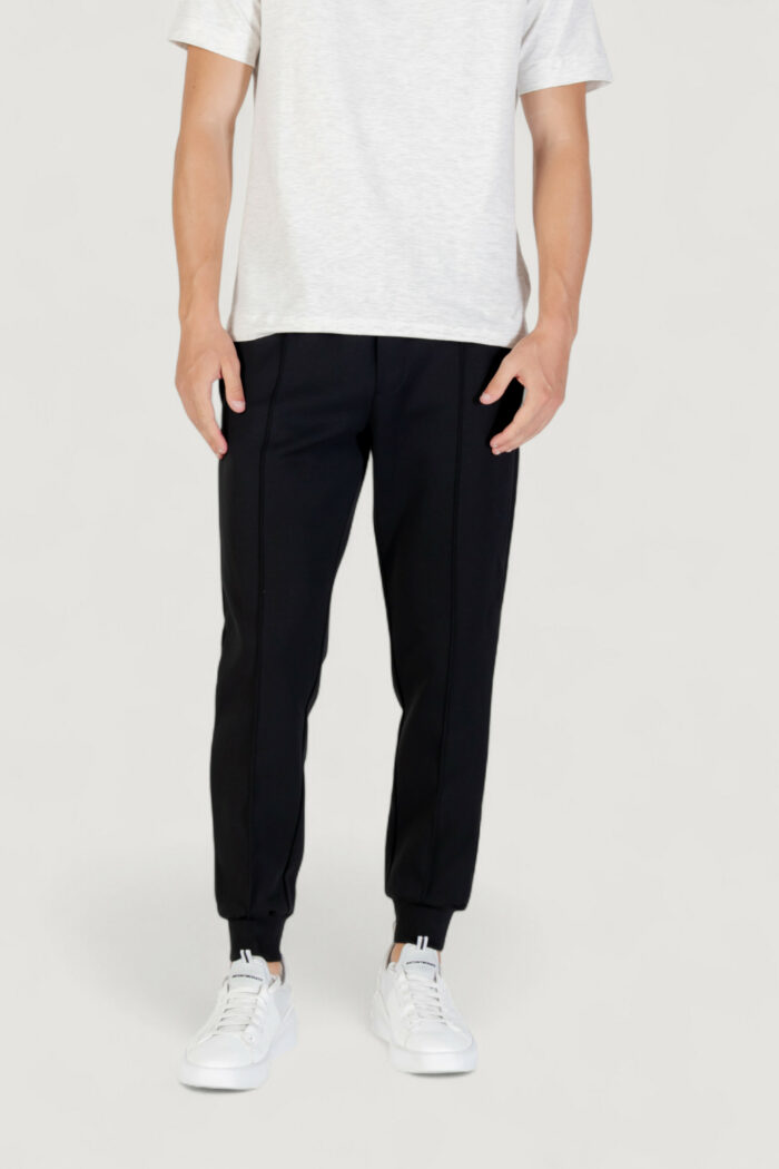 Pantaloni sportivi Antony Morato carrot fit with logoed metal badge Nero