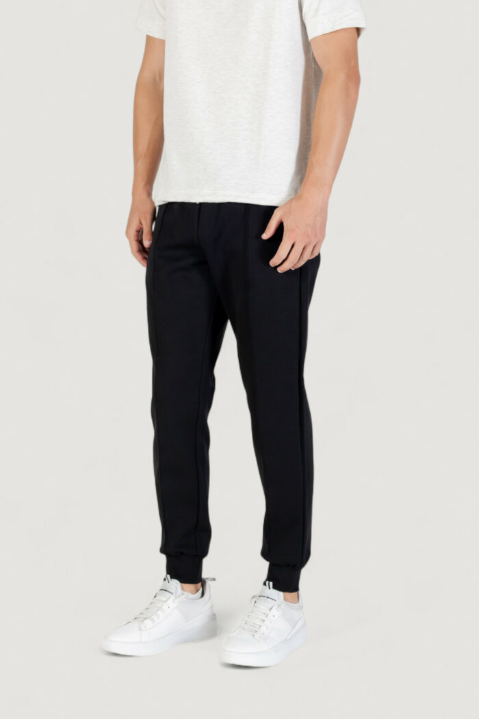 Pantaloni sportivi Antony Morato carrot fit with logoed metal badge Nero