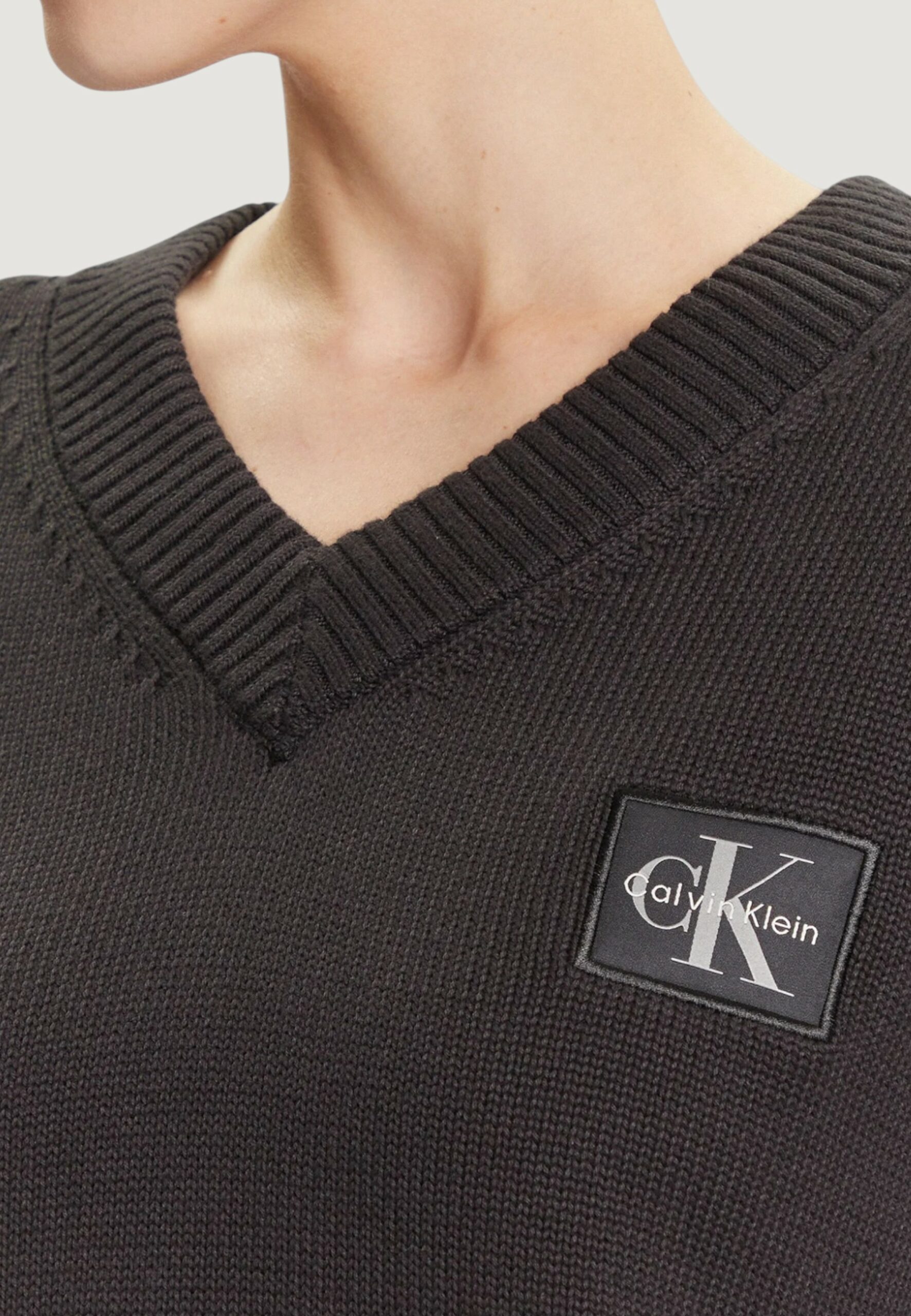 Maglione Calvin Klein Jeans ck embro badge v-nec Nero - Foto 4