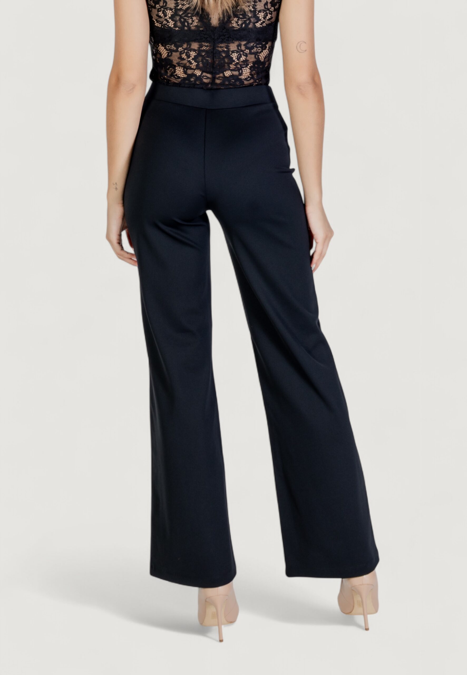 Pantaloni bootcut Guess Active carla flare pants Nero - Foto 5